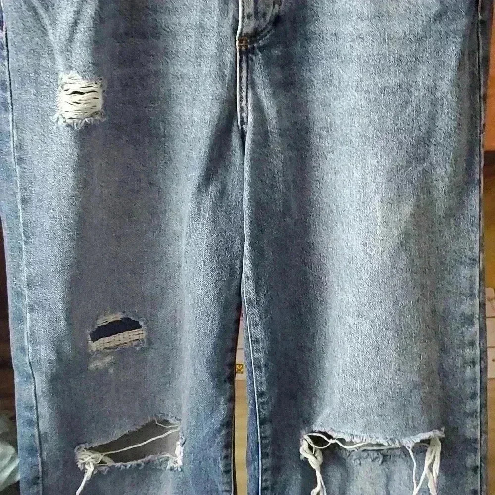 ☆☆☆F21 ripped jeans - Picture 2 of 11
